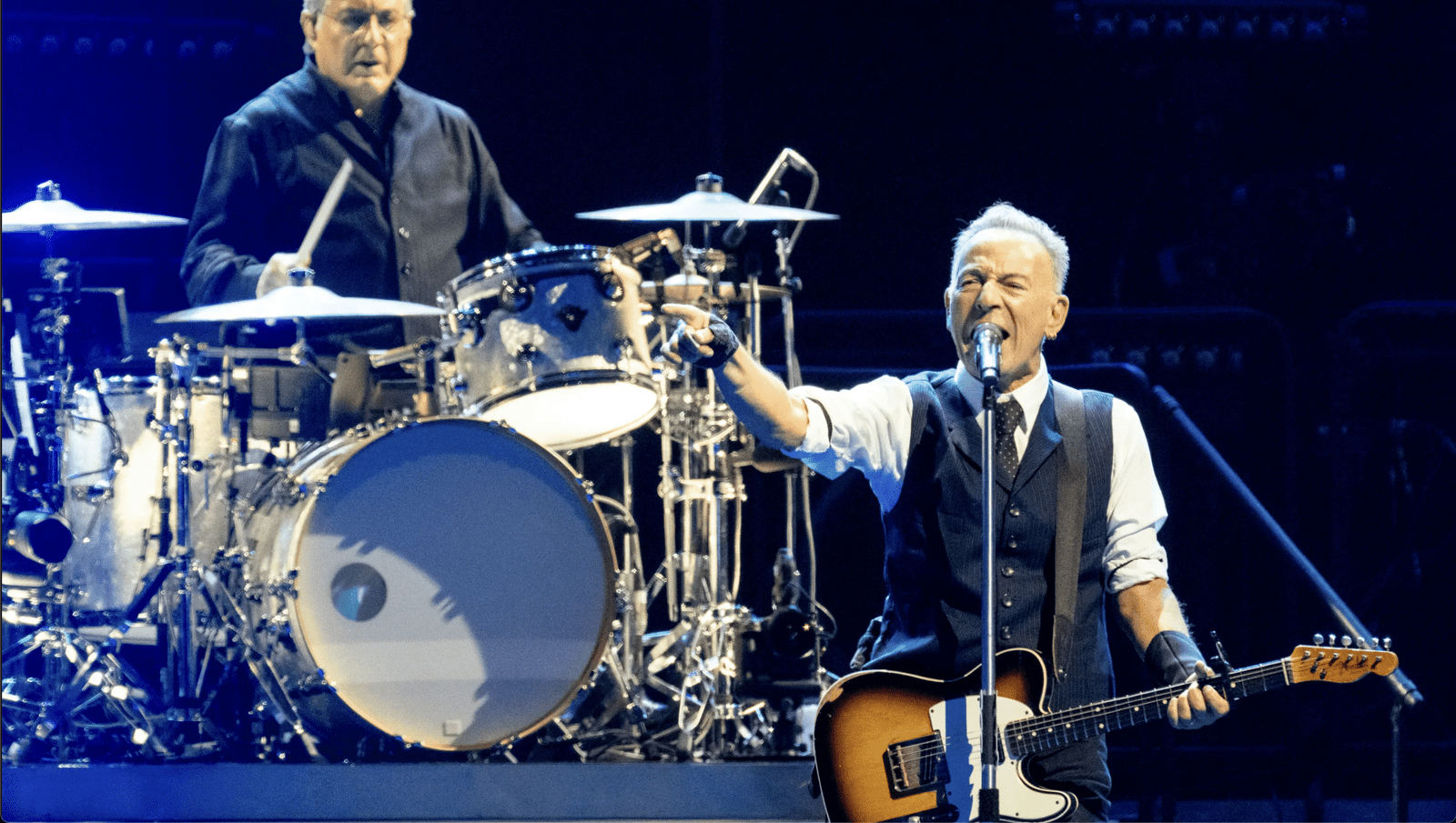 Trump Posts Bizarre Golf Attack Meme Targeting Bruce Springsteen Amid Growing Campaign Chaos